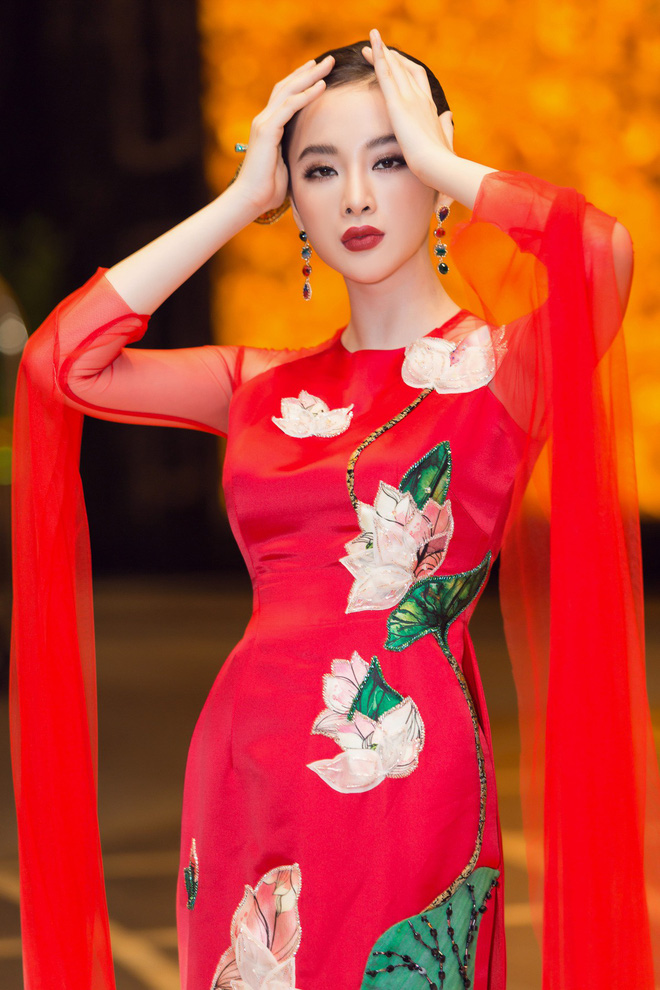 Angela Phương Trinh múa may uyển chuyển với tà áo dài 100 triệu, làm vedette của NTK Thủy Nguyễn Angela Phương Trinh múa may uyển chuyển với tà áo dài 100 triệu, làm vedette của NTK Thủy Nguyễn